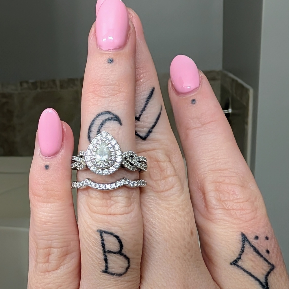 Glamorous Silver Diamond Ring With Split Shank - image 1